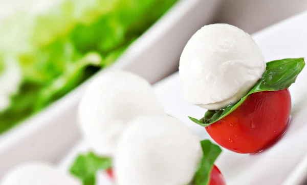 Ensalada de Caprese en plato —  Fotos de Stock