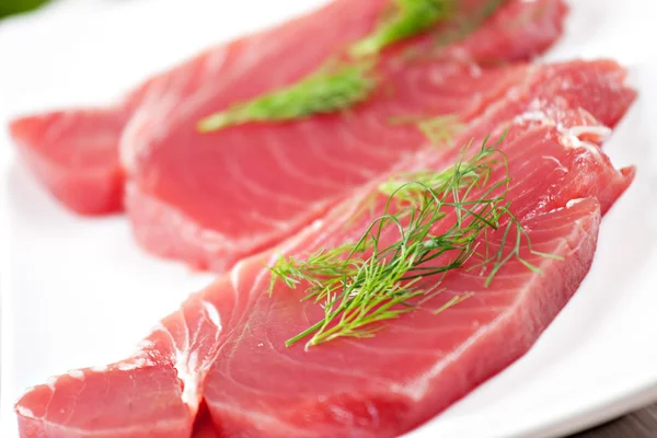 Raw tuna on plate — Stock Photo, Image