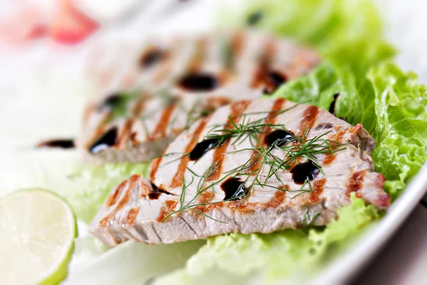 Atún a la parrilla con ensalada —  Fotos de Stock