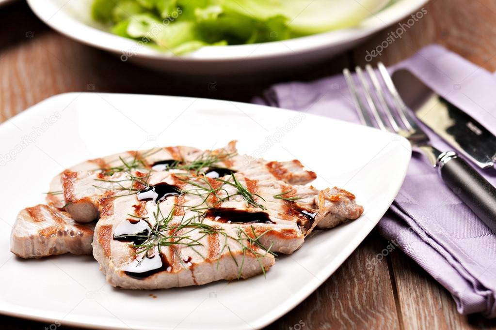 Grilled tuna with salad