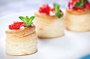 Taze krema ile çilekli Tart