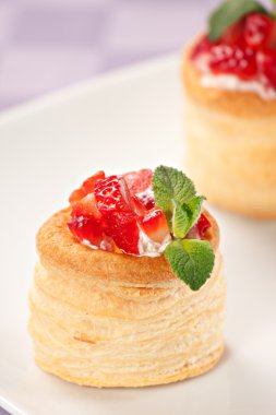 Taze krema ile çilekli Tart