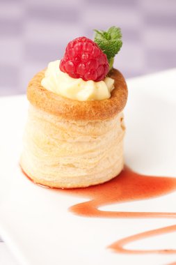 Taze krema ile ahududulu Tart