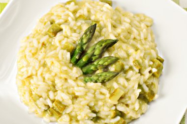 Risotto plaka üzerinde kuşkonmaz ile