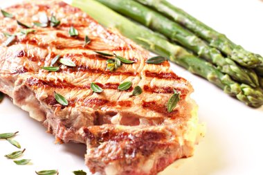 Biftek plaka üzerinde kuşkonmaz ile