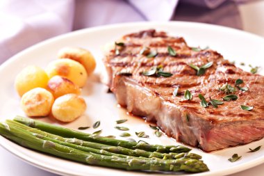 Kuşkonmaz ve potateos biftek