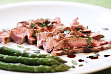 Kuşkonmaz ile dilimlenmiş biftek