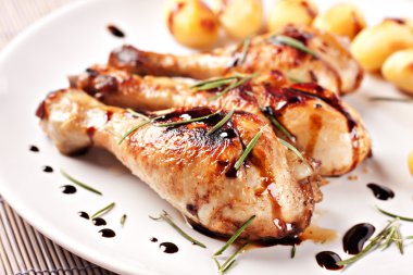 Patatesli kızarmış tavuk.