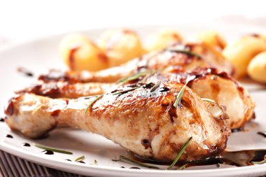 Patatesli kızarmış tavuk.