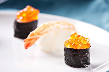 Plaka üzerinde taze Sushi