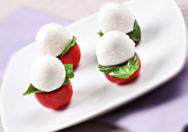 plaka üzerinde Caprese salatası