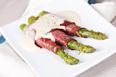 Kuşkonmaz ve Beşamel ile jambon rulolar