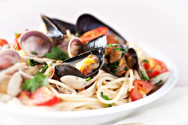 Deniz mahsulleri spagetti plaka üzerinde