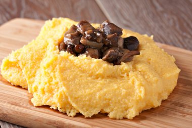 Polenta gemide mantar ile