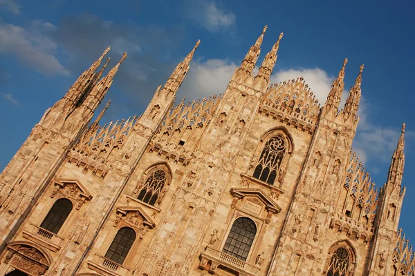 Catedral de Milão com o céu — Fotografia de Stock