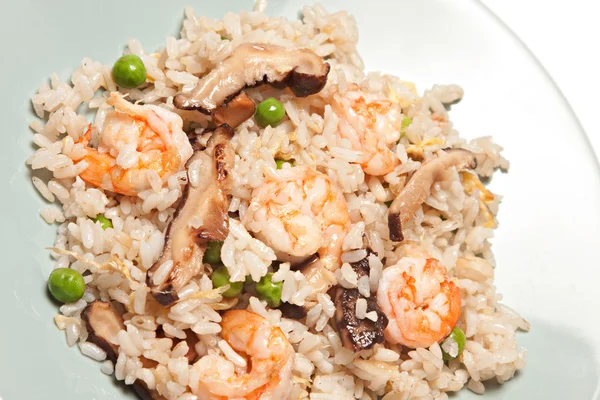 Arroz chinês com camarão e cogumelos — Fotografia de Stock