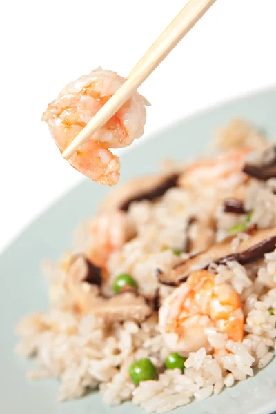 Chiński ryż z krewetkami i grzyby — Zdjęcie stockowe