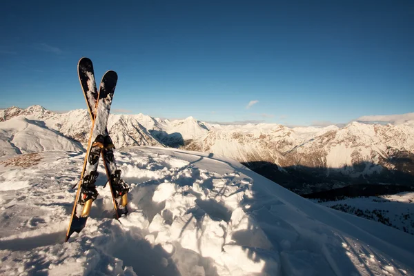 Sciare sulla neve sulle Alpi italiane — Foto Stock