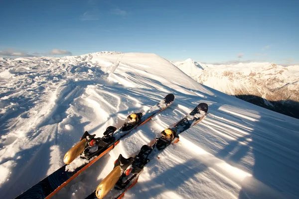 Åka skidor i snön på italienska Alperna — Stockfoto