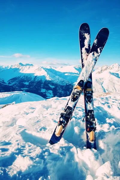 Ski dans la neige sur les Alpes italiennes — Photo