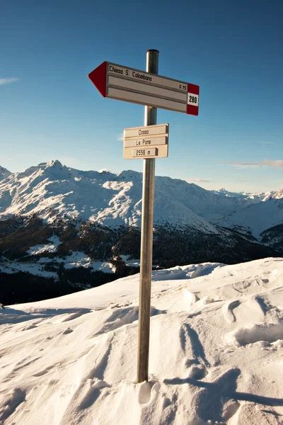 Segno sulle Alpi italiane innevate — Foto Stock