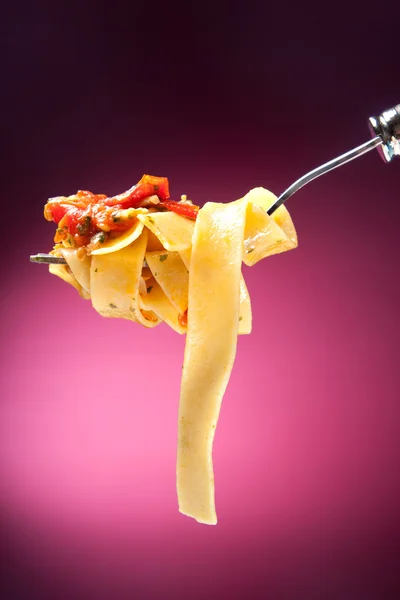 Tagliatelle met kokkels op rood — Stockfoto