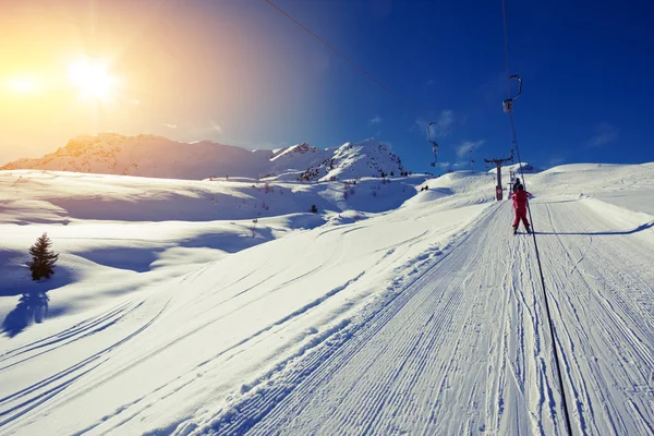 Personne en téléski dans les montagnes — Photo