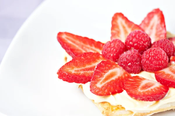 Tart de frutas com creme fresco — Fotografia de Stock