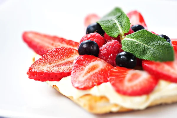 Tarta de frutas con crema fresca — Foto de Stock