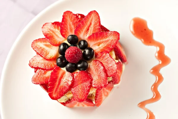 Cake with strawberries, blueberries and raspberries — Stock Photo, Image