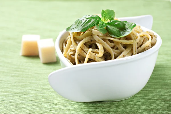 Спагетти с соусом песто — стоковое фото