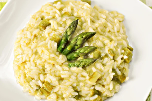 Risotto med sparris på tallrik — Stockfoto