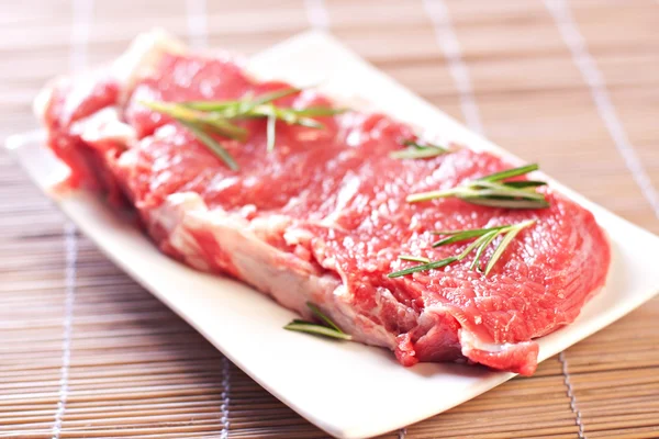 Carne fresca e alecrim — Fotografia de Stock