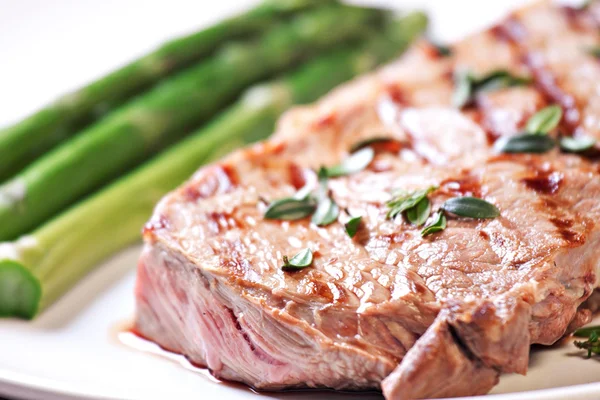 Steak with asparagus on plate — Stock Photo, Image