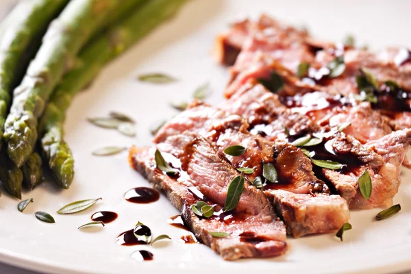 Bife fatiado com espargos — Fotografia de Stock