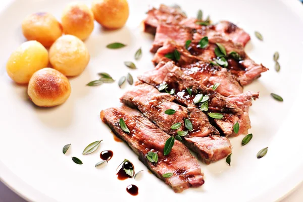 Gesneden steak met aardappelen — Stockfoto