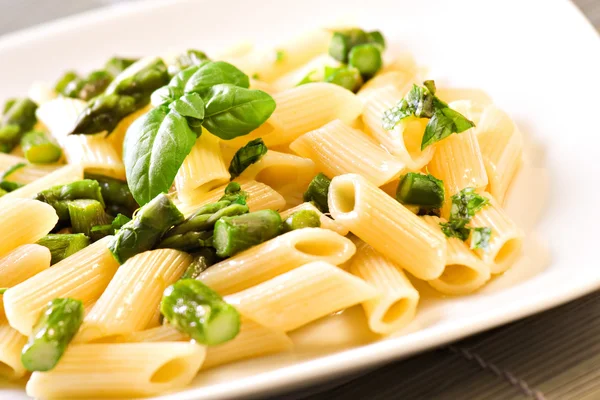 Pasta met asperges op plaat — Stockfoto