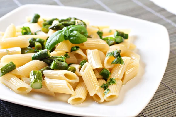 Nudeln mit Spargel auf Teller — Stockfoto