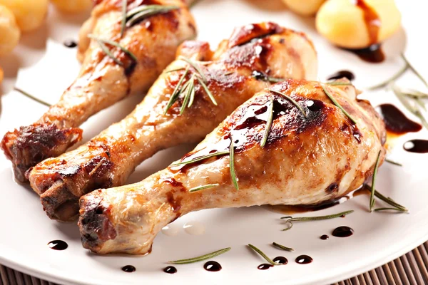 Roast chicken with potatoes — Stock Photo, Image