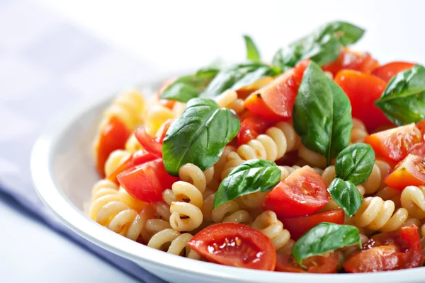 加新鲜西红柿和罗勒的意大利面 — 图库照片