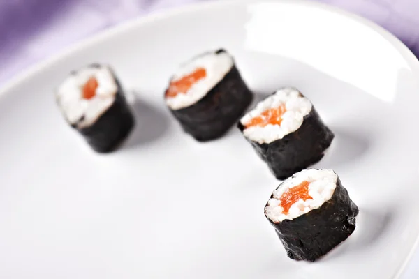 Sushi fresco na placa — Fotografia de Stock