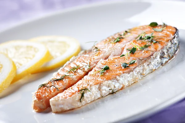 Salmón cocido en plato —  Fotos de Stock