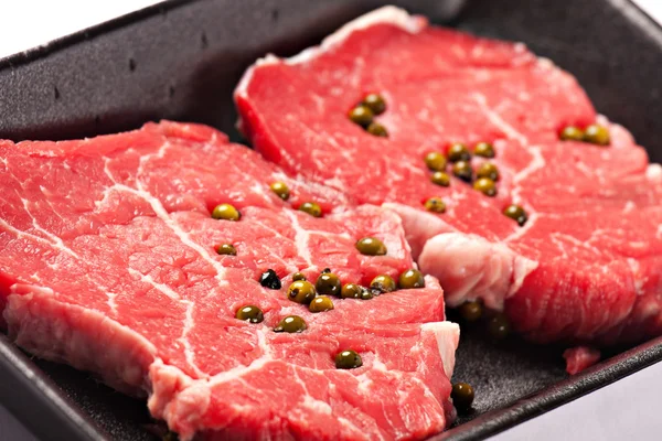 Filé fresco de carne bovina com pimenta verde — Fotografia de Stock