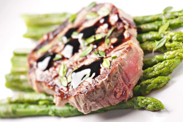 Filé de carne de bovino com espargos — Fotografia de Stock