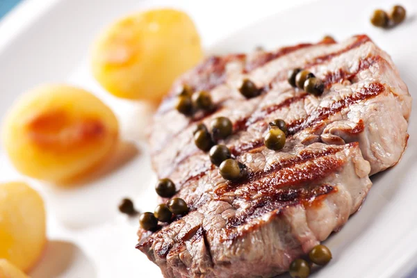 Fillet of beef with potateos — Stock Photo, Image