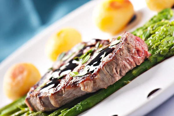 Fillet of beef with asparagus and potateos — Stock Photo, Image