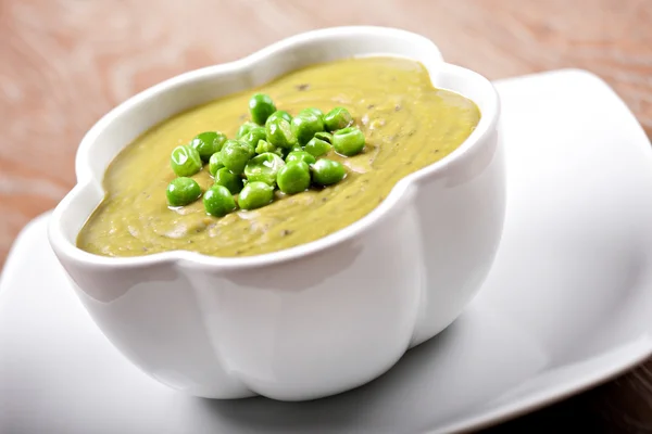 Гороховый суп на тарелке — стоковое фото