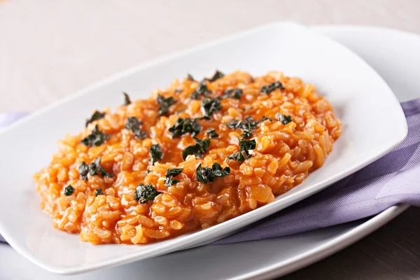 Risotto med tomater på tallrik — Stockfoto