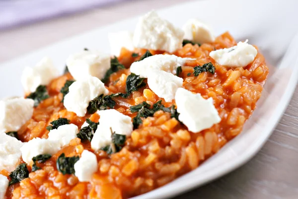 Risotto med tomater och mozzarella — Stockfoto