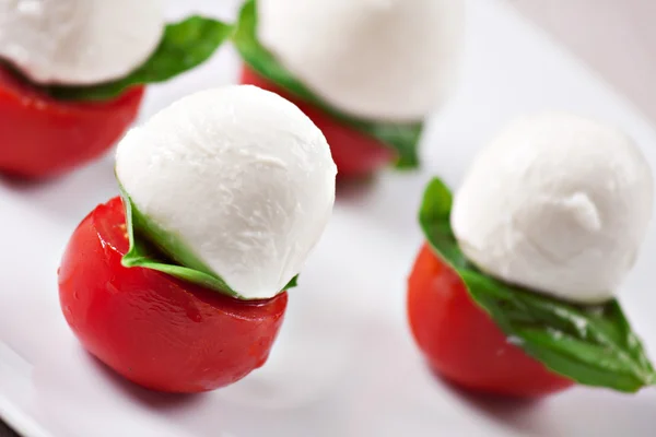 Ensalada de Caprese en plato —  Fotos de Stock